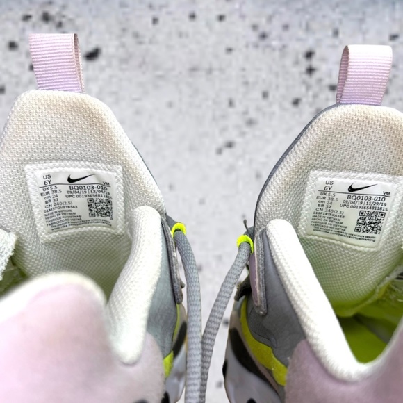 Nike Air Max 270 React Athletic Shoes Womens 7/Youth 6Y - Picture 4 of 8
